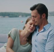 Rezumat episodul 11 „Fata de la fereastră”, difuzat în 21 octombrie la Kanal D: Rafet se opune ca Nalan să lucreze la hotel, iar acest lucru o afectează profund pe fată